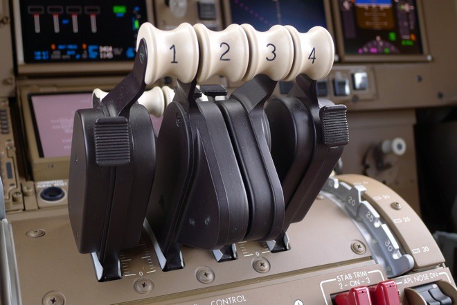 Boeing 747-8 sử dụng động cơ Genx giúp máy bay ít ồn hơn, giảm phát thải khí nhà kính đầu thời tiết kiệm nhiên liệu hơn.